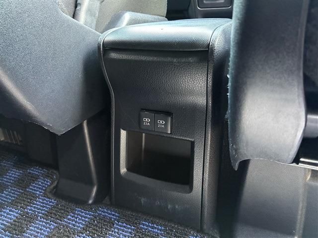 TOYOTA VOXY HYBRID 2017 Image 31