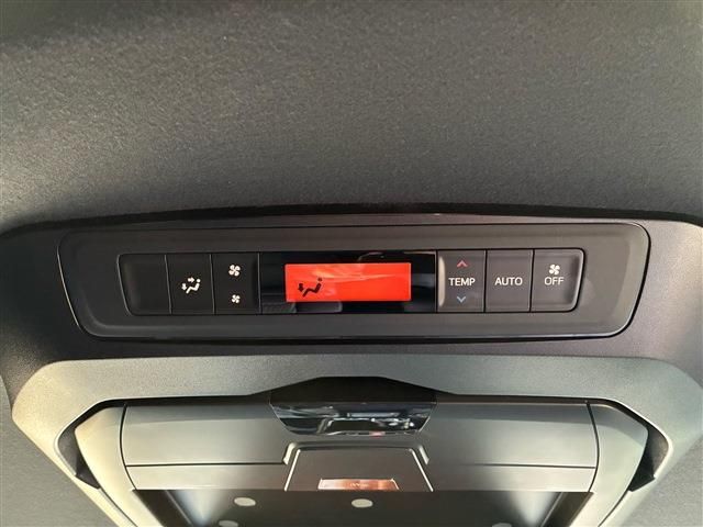 TOYOTA VOXY HYBRID 2017 Image 31