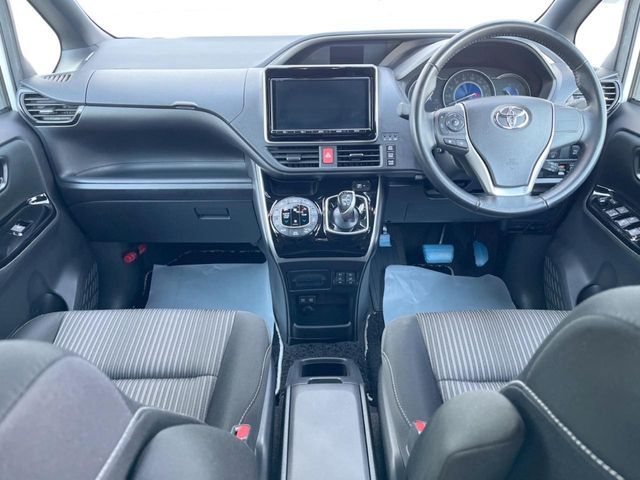 TOYOTA VOXY HYBRID 2018 Image 31