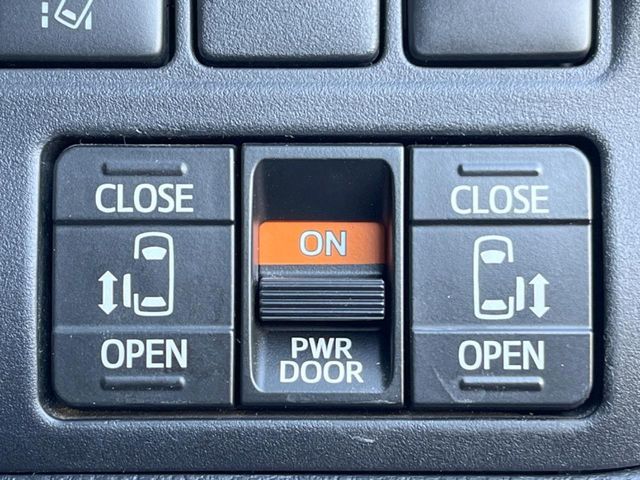 TOYOTA VOXY HYBRID 2018 Image 31