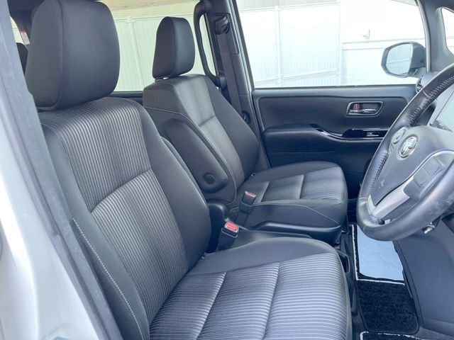 TOYOTA VOXY HYBRID 2018 Image 31