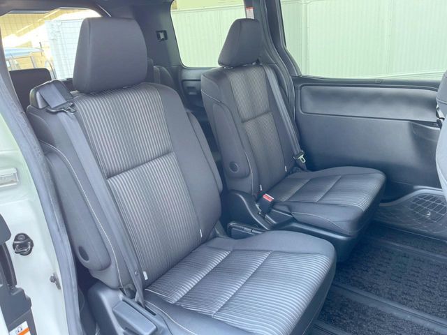 TOYOTA VOXY HYBRID 2018 Image 31