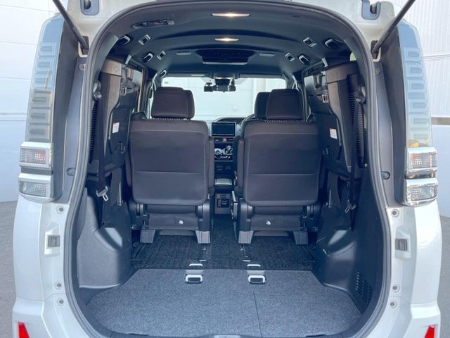 TOYOTA VOXY HYBRID 2018 Image 31