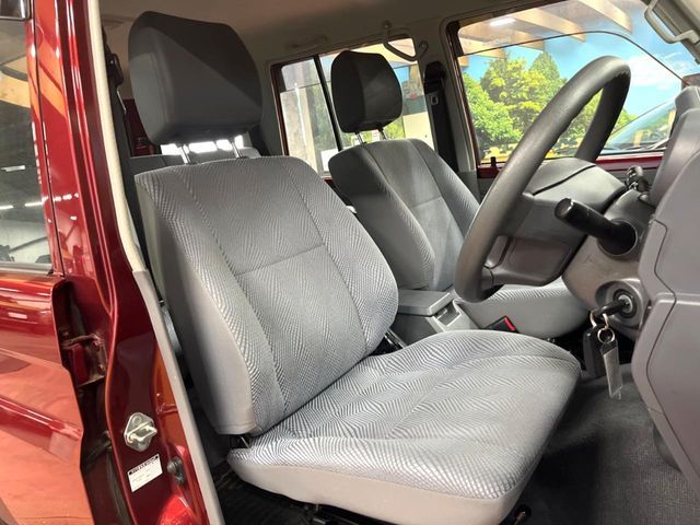 TOYOTA LANDCRUISER VAN 2015 Image 31