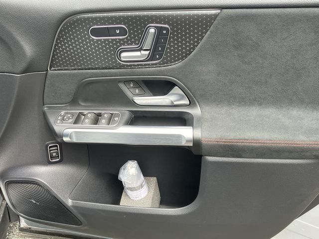 MERCEDES BENZ EQB 2024 Image 31