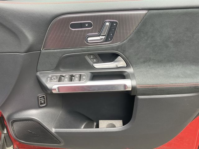 MERCEDES BENZ EQB 2024 Image 31