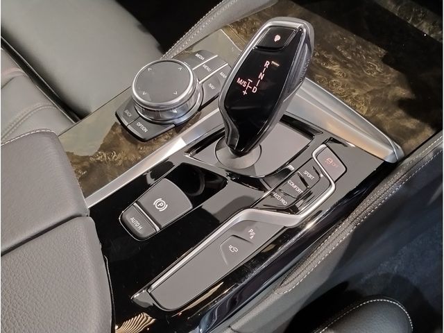 BMW 5SERIES SEDAN 2017 Image 31