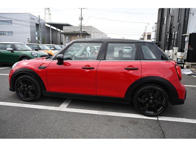 BMW MINI COOPER SD 5DOOR 2022 Image 31