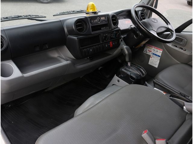 HINO DUTRO 2017 Image 31