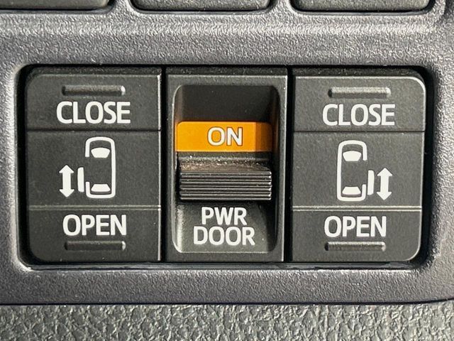 TOYOTA VOXY 2017 Image 31