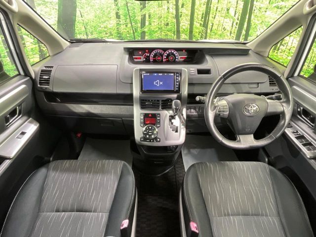 TOYOTA VOXY 2012 Image 31
