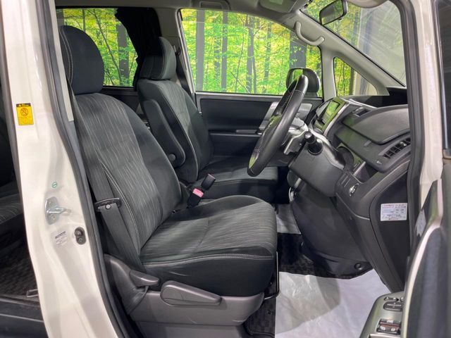 TOYOTA VOXY 2012 Image 31