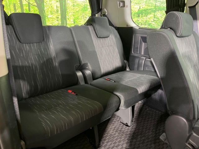 TOYOTA VOXY 2012 Image 31