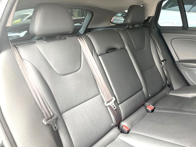 VOLVO V60 2016 Image 31