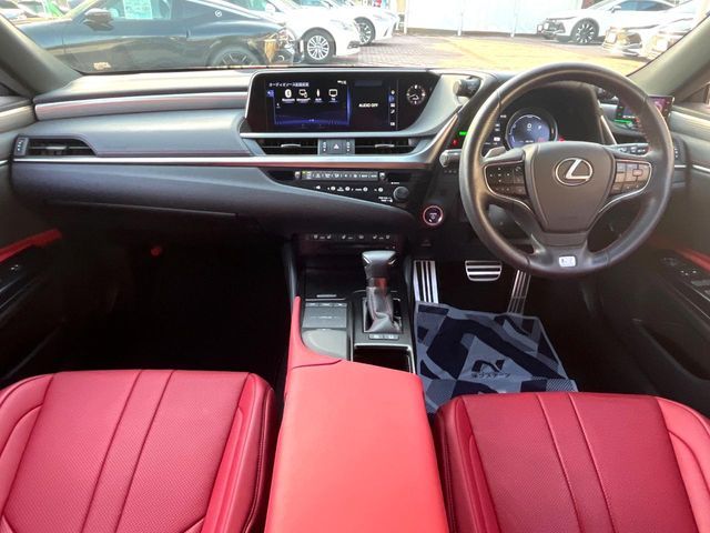 TOYOTA LEXUS ES300H 2019 Image 31