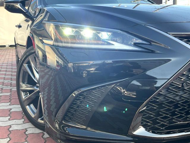 TOYOTA LEXUS ES300H 2019 Image 31