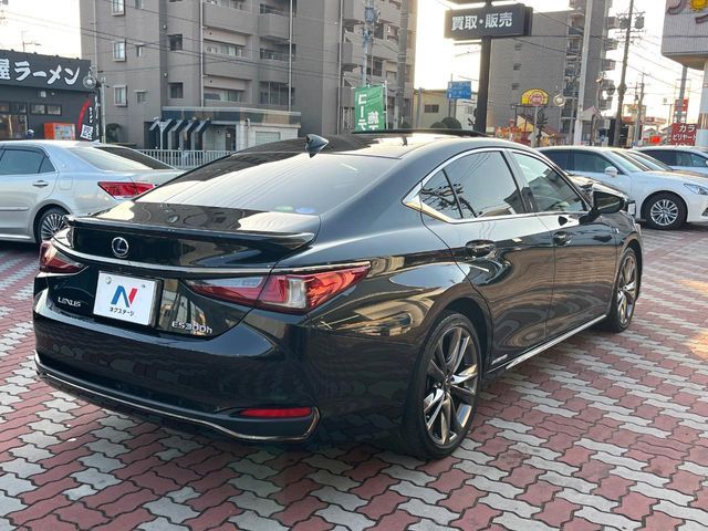 TOYOTA LEXUS ES300H 2020 Image 31