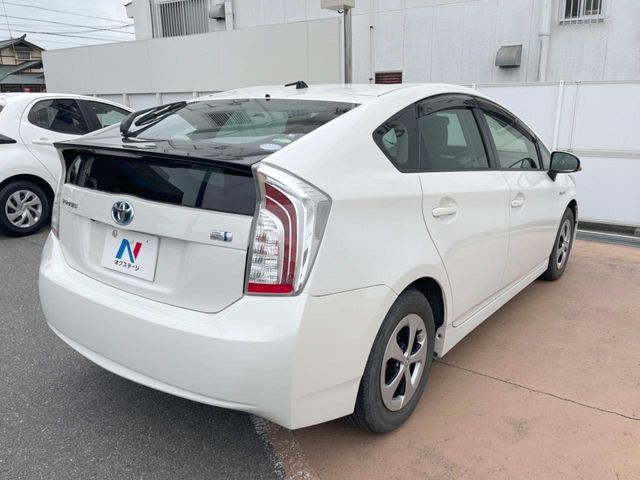 TOYOTA PRIUS 2013 Image 31