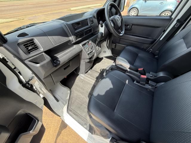 DAIHATSU HIJET CARGO 4WD 2023 Image 31