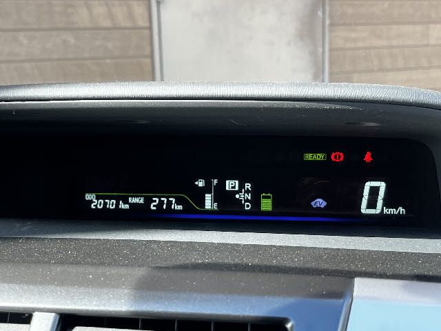 TOYOTA PRIUS ALPHA 2013 Image 31