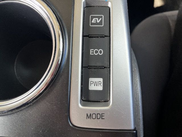TOYOTA PRIUS ALPHA 2013 Image 31