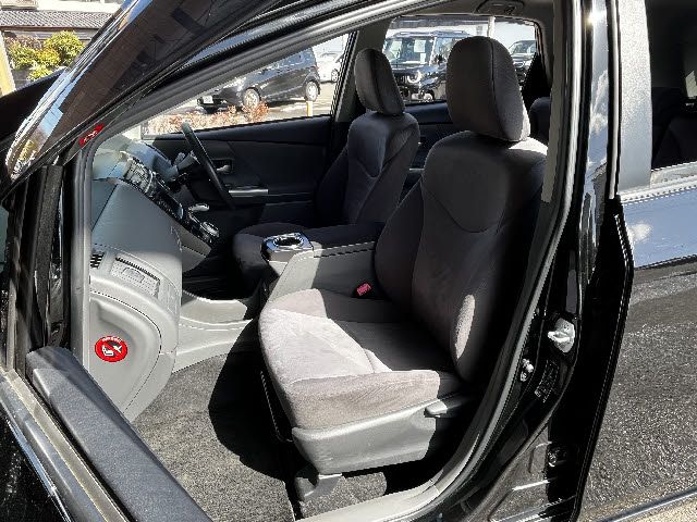 TOYOTA PRIUS ALPHA 2013 Image 31