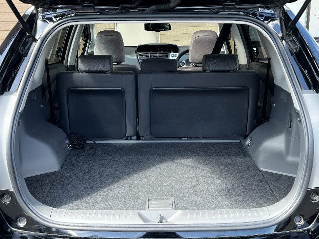 TOYOTA PRIUS ALPHA 2013 Image 31