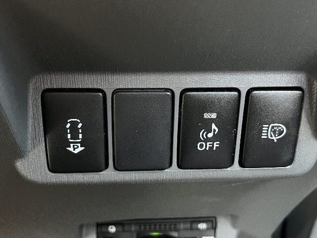 TOYOTA PRIUS ALPHA 2013 Image 31