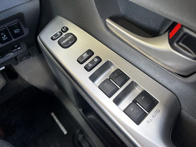 TOYOTA PRIUS ALPHA 2013 Image 31