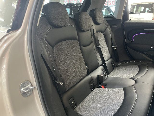 BMW MINI COOPER D 5DOOR 2021 Image 31