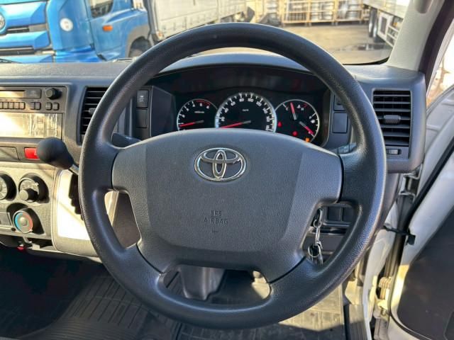 TOYOTA HIACE VAN 4WD 2018 Image 31