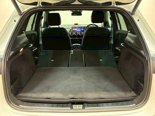 MERCEDES BENZ EQA 2024 Image 31