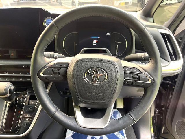 TOYOTA VOXY HYBRID 2022 Image 31