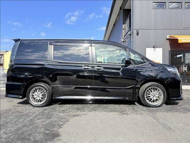 TOYOTA VOXY 2017 Image 31