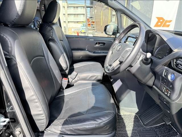 TOYOTA VOXY 2017 Image 31