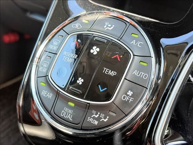 TOYOTA VOXY 2017 Image 31