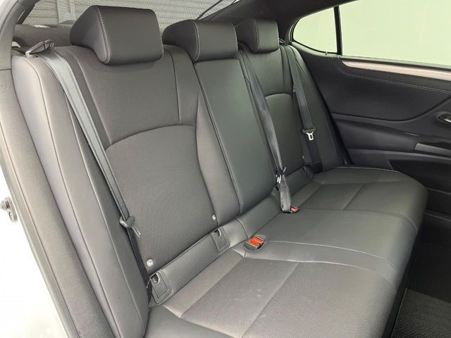 TOYOTA LEXUS ES300H 2019 Image 31