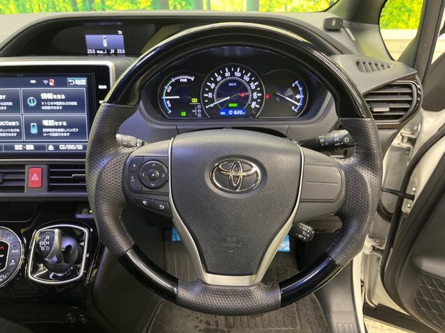 TOYOTA VOXY HYBRID 2017 Image 31