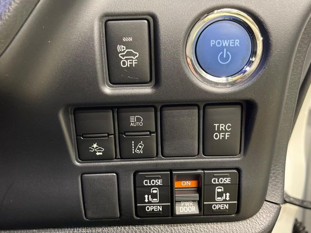 TOYOTA VOXY HYBRID 2017 Image 31