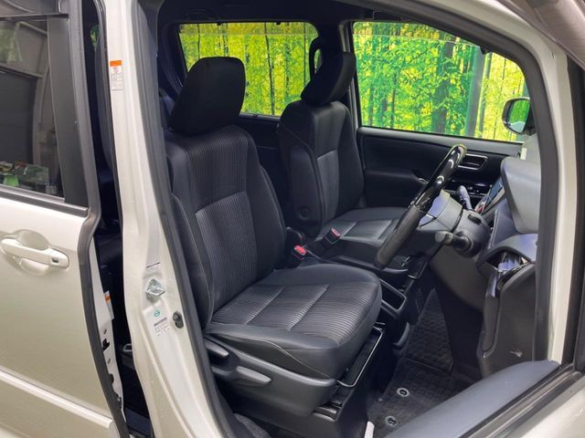 TOYOTA VOXY HYBRID 2017 Image 31