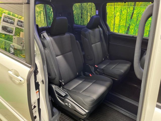 TOYOTA VOXY HYBRID 2017 Image 31