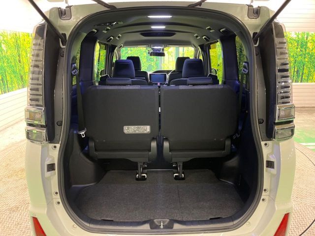 TOYOTA VOXY HYBRID 2017 Image 31