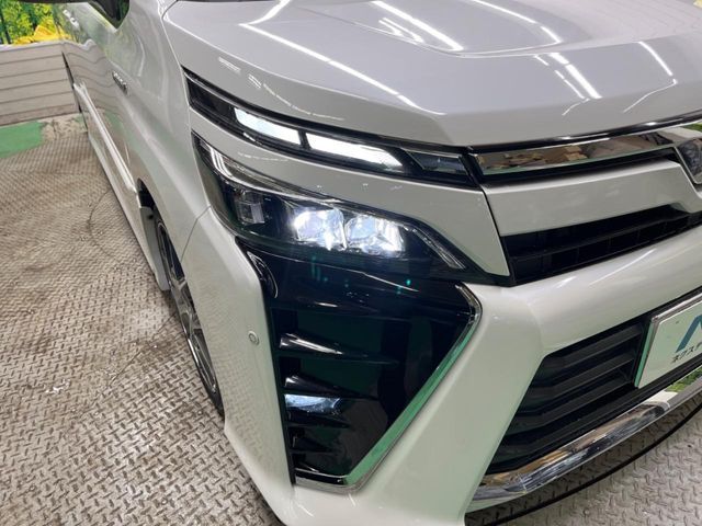 TOYOTA VOXY HYBRID 2017 Image 31