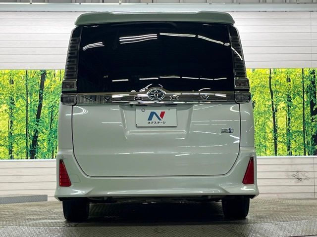 TOYOTA VOXY HYBRID 2017 Image 31