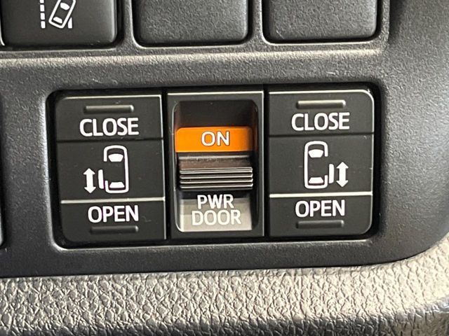 TOYOTA VOXY 2018 Image 31