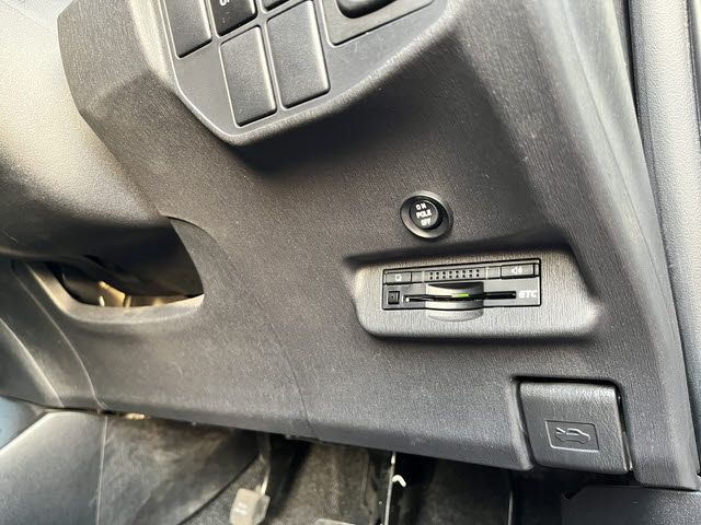 TOYOTA PRIUS 2013 Image 31