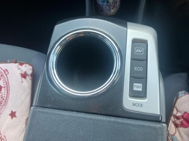 TOYOTA PRIUS ALPHA 2011 Image 31