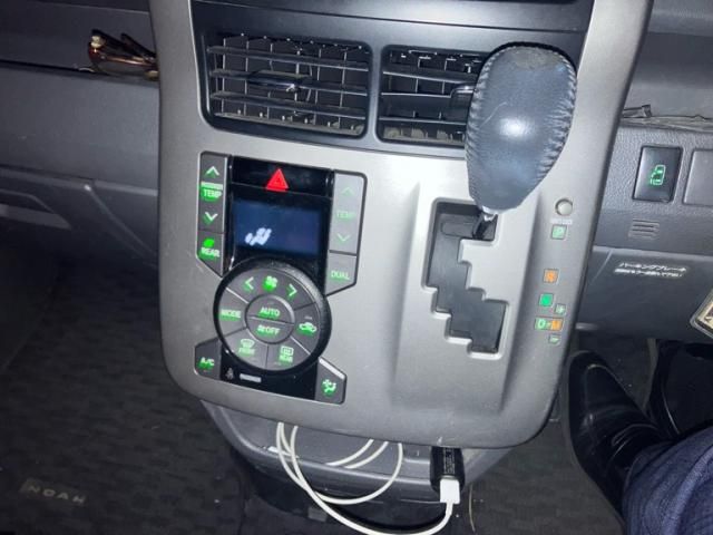 TOYOTA NOAH 2010 Image 31