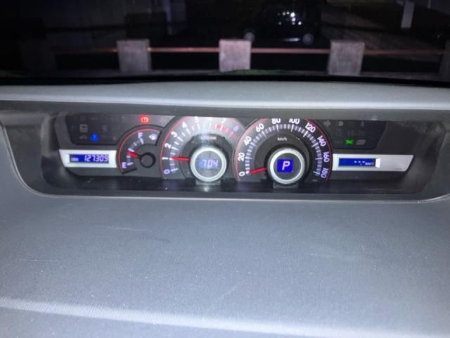 TOYOTA NOAH 2010 Image 31