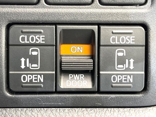 TOYOTA VOXY 2018 Image 31